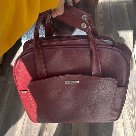 Vintage Samsonite Red Leather Travel Bag, 15" x 15.5" x 8" - Picture 2 of 14
